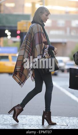 Taylor Swift verlassen ihrer Wohnung in New York mit: Taylor Swift wo: Manhattan, New York, USA bei: Kredit-14. November 2014: TNYF/WENN.com Stockfoto