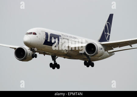 VIELE polnische Airlines Boeing 787 Dreamliner am Ansatz Stockfoto