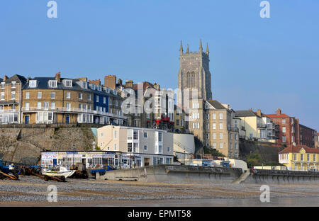 Cromer Stadt direkt am Meer an der Küste von North Norfolk mit der Kirche St. Peter und Paul. Stockfoto