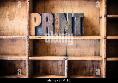 Das Wort PRINT im Vintage Holz Buchdruck Typ in einer Schublade aus Holz Art geschrieben. Stockfoto