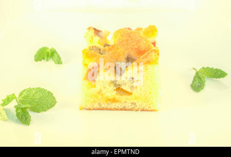 Rhabarber-Kuchen, zwischen Minze Blätter. Isoliert auf weißem Hintergrund Stockfoto