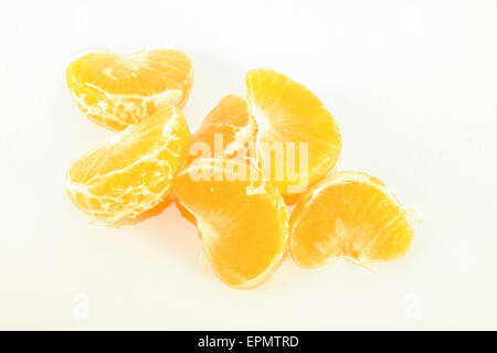 Orange Mandarin Abschnitte, isoliert auf weißem Hintergrund Stockfoto
