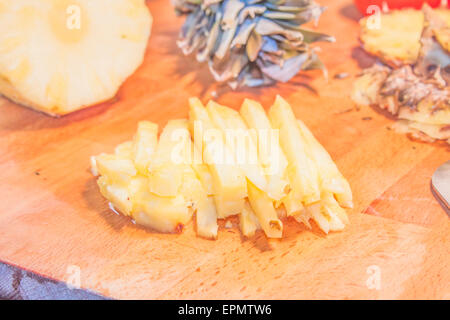 Ein Großteil der Ananas Sticks, auf einem Holzbrett Stockfoto