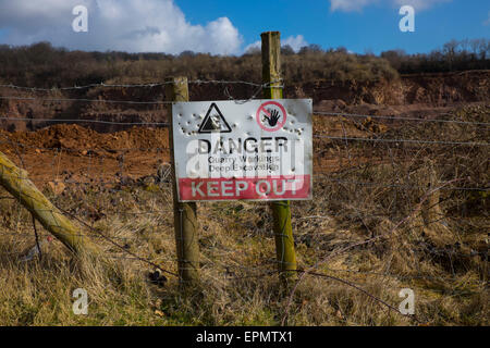 Gefahr fernzuhalten Schild am Zaun rund um Steinbruch, Pentyrch, South Glamorgan, Cardiff, Wales, UK Stockfoto