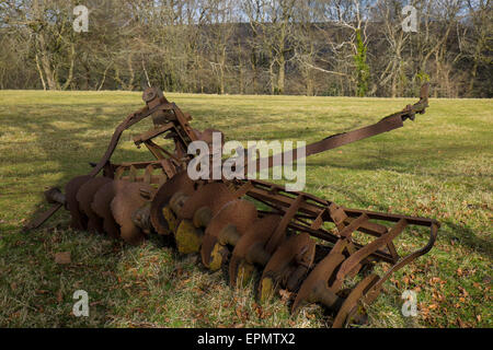 Rostige Oldtimer Landmaschinen Ausrüstung im Feld in der Nähe von Pentyrch, Cardiff, South Glamorgan, South Wales, uk Stockfoto