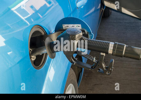 Auto mit Düse im Einfüllstutzen betankt werden. Stockfoto