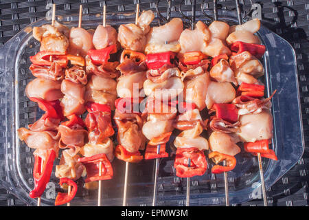 Ein Haufen von Hähnchen-Spieße, gemacht von Huhn, Paprika und Parmaschinken Stockfoto