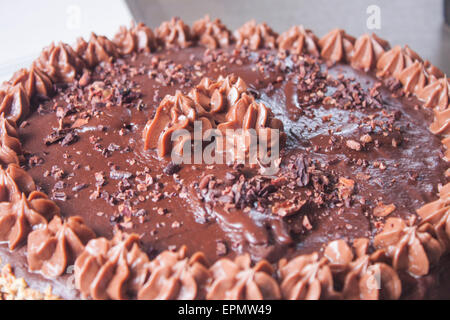 Schokolade-Buttercreme und ein Sahnehäubchen Stockfoto