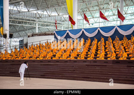 Mann fotografiert betende Mönche im Wat Phra Dhammakaya Stockfoto