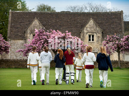 Junior Mädchen nehmen Sie in das Feld für ein Cricket-Match mit ihrem Trainer in Wiltshire, England Stockfoto