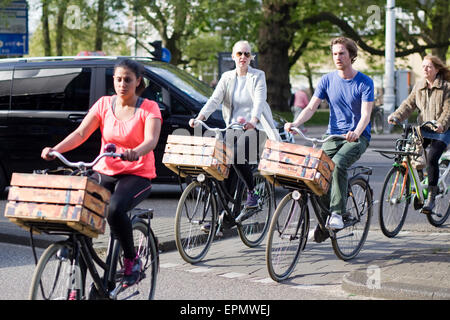 Radfahrer auf dem Weg zur Arbeit in Amsterdam Holland Stockfoto