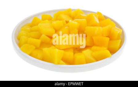 Ein Teller voller eingemachte Mango in kleine Stücke, die isoliert auf einem weißen Hintergrund. Stockfoto