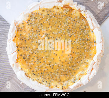 Mango-Leidenschaft-Baiser-Kuchen, auf einem Tisch Stockfoto