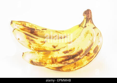 Ein Haufen von alten Bananen, isoliert auf weißem Hintergrund Stockfoto