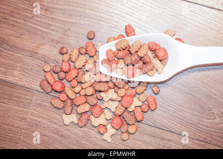 Ein Haufen von Hundefutter auf hölzernen Hintergrund Stockfoto