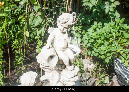 Weißer Engelsstatue, in einem grünen Garten Stockfoto