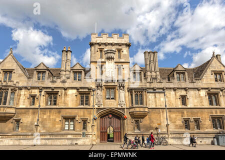 Fassade des All Souls College mit Blick auf die Hauptstraße (Teil der Front Quad), Oxford, Oxfordshire, England, UK. Stockfoto