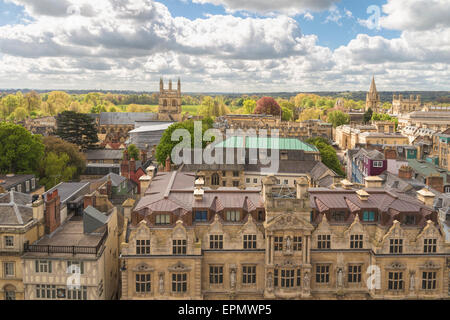 Luftbild auf Rhodos Gebäude, Oriel College, von Kirche Turm von St Mary the Virgin auf High Street, Oxford, England, UK. Stockfoto