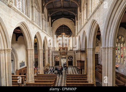 Das Kirchenschiff der St. Mary betrachtet die Kirche der Gottesmutter in östlicher Richtung von der Galerie mit Blick auf den Altarraum, Oxford, UK. Stockfoto