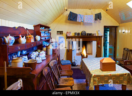 Innenraum des Blackhouse in Gearrannan Blackhouse Village, Isle of Lewis, äußeren Hebriden, Schottland Großbritannien Stockfoto