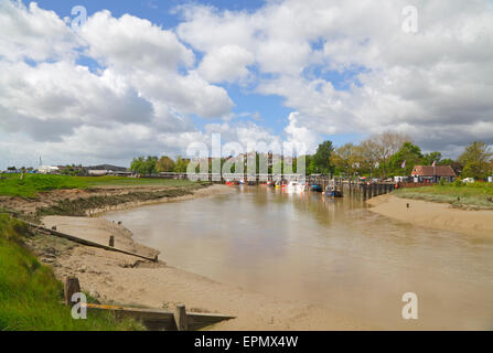 Blick auf Roggen und Angelboote/Fischerboote vertäut am Kai auf dem Fluss Rother, East Sussex, England, Großbritannien, UK Stockfoto