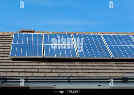 Sonnenkollektoren auf dem Dach an einem sonnigen Tag Stockfoto