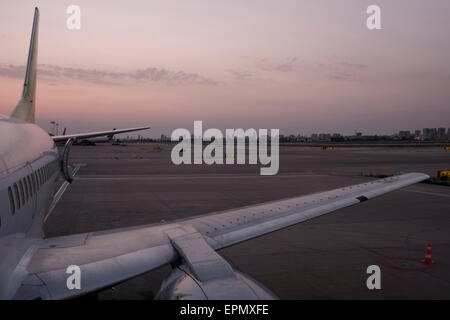 Eine Boeing 737–300 Fluggesellschaft der lettischen AirBaltic-Fluggesellschaft und eine Billigfluggesellschaft, die auf der Rollbahn des Ben Gurion Airport, weithin bekannt als Lod Airport in Israel, geparkt ist Stockfoto