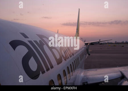 Eine Boeing 737–300 Fluggesellschaft der lettischen AirBaltic-Fluggesellschaft und eine Billigfluggesellschaft, die auf der Rollbahn des Ben Gurion Airport, weithin bekannt als Lod Airport in Israel, geparkt ist Stockfoto