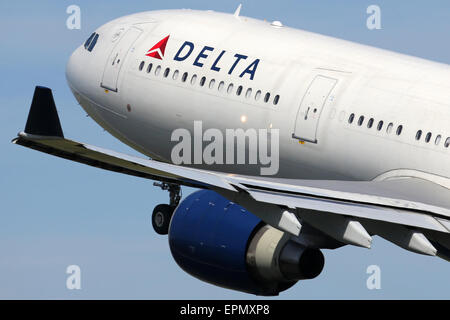 Amsterdam, Niederlande - 21. April 2015: Eine Delta Air Linien Airbus A330-300 mit der Registrierung startet N808NW von Amsterdam Stockfoto