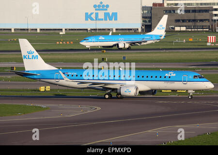 Amsterdam, Niederlande - 19. April 2015: KLM Royal Dutch Airlines Flugzeuge am Amsterdamer Flughafen Schiphol (AMS). KLM ist die grösste Stockfoto