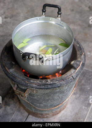 Zubereitung von traditionellen Speisen in einem Zinn Topf auf dem Kamin in einem Eimer Stockfoto