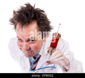 Arzt mit einer Spritze voller Blut auf weißem Hintergrund Stockfoto