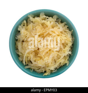 Draufsicht auf eine kleine Schüssel voller Dosen Sauerkraut isoliert auf einem weißen Hintergrund. Stockfoto