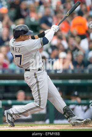 Detroit, Michigan, USA. 18. Mai 2015. Milwaukee Brewers Outfielder Carlos Gomez (27) Schnecken 1. Inning Hauptdurchlauf während MLB Spielaktion zwischen den Milwaukee Brewers und den Detroit Tigers im Comerica Park in Detroit, Michigan. Die Brauer besiegten die Tigers 3: 2. John Mersits/CSM/Alamy Live-Nachrichten Stockfoto