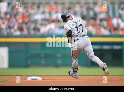 Detroit, Michigan, USA. 18. Mai 2015. Milwaukee Brewers Outfielder Carlos Gomez (27) kreist die Grundlagen nach der Kollision mit 1. Inning Hauptdurchlauf während MLB Spielaktion zwischen den Milwaukee Brewers und den Detroit Tigers im Comerica Park in Detroit, Michigan. Die Brauer besiegten die Tigers 3: 2. John Mersits/CSM/Alamy Live-Nachrichten Stockfoto