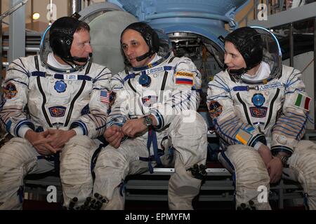 Internationale Raumstation ISS-Expedition 40 backup Crew Mitglieder NASA-Astronaut Terry Virts (links), Sojus-Kommandant Anton Shkaplerov und Samantha Cristoforetti der European Space Agency (rechts) Pose vor einem Sojus-Simulator im Gagarin Kosmonauten Training Center 5. Mai 2015 in Star City, Russland. Stockfoto