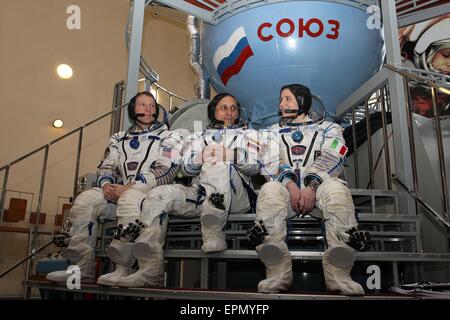 Internationale Raumstation ISS-Expedition 40 backup Crew Mitglieder NASA-Astronaut Terry Virts (links), Sojus-Kommandant Anton Shkaplerov und Samantha Cristoforetti der European Space Agency (rechts) Pose vor einem Sojus-Simulator im Gagarin Kosmonauten Training Center 5. Mai 2015 in Star City, Russland. Stockfoto