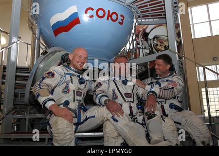 Internationale Raumstation ISS-Expedition 40 Crew Mitglieder ESA-Astronaut Alexander Gerst, links, Sojus-Kommandant Max Suraev, Center und NASA-Astronaut Reid Wiseman posieren vor einer Sojus-Simulator im Gagarin-Kosmonautentrainingszentrum 6. Mai 2015 in Star City, Russland. Stockfoto