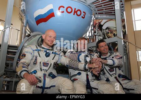 Internationale Raumstation ISS-Expedition 40 Crew Mitglieder ESA-Astronaut Alexander Gerst, links, Sojus-Kommandant Max Suraev, Center und NASA-Astronaut Reid Wiseman posieren vor einer Sojus-Simulator im Gagarin-Kosmonautentrainingszentrum 6. Mai 2015 in Star City, Russland. Stockfoto