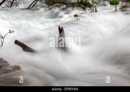 Nahaufnahme von Weichwasser Kaskadierung über Berg Felsen. Weichwasser Cascading über moosige Felsen Stockfoto