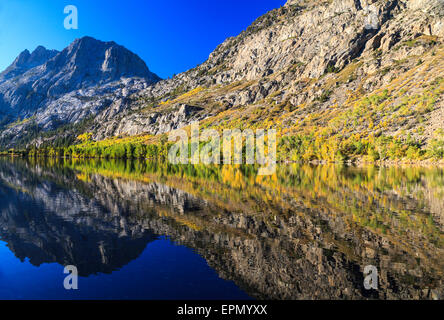 Reflexionen in Silver Lake in June Lake, Kalifornien im Herbst Stockfoto