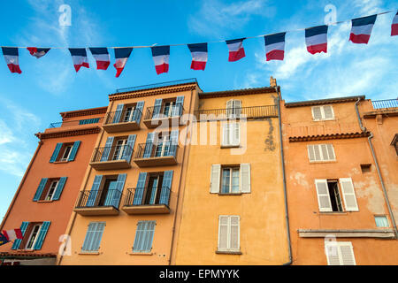 farbige Häuser in der Stadt Saint-Tropez entlang der Côte d ' Azur, Var, Frankreich Stockfoto