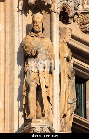 Detail des 15. Jahrhunderts Statuen der beiden Ritter/Adligen auf das gotische Rathaus in Brüssel, Belgien Stockfoto