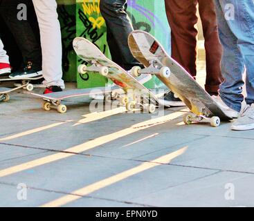 Skateboard Freunde Gruppe von Skateboardern in einer Reihe mit skateboards und konkrete Copyspace und Schatten Stockfoto