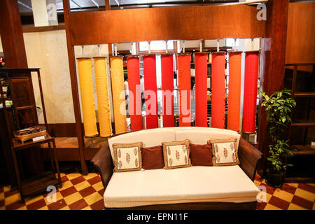 Fabindia Textile speichern auf 137 MG Road, in der Nähe von Jehangir Kunst-Galerie-Brunnen, Colaba. Das Unternehmen verfügt über mehr als 100 Filialen in Indien und bietet einen Markt für Arbeitsplätze im ländlichen Raum für Tausende von Handwerkern über India.Originally für den Export, die das Unternehmen hat sich auf die lokalen indischen Retail-Markt verlagert und ist sehr beliebt bei den Indianern als auch ausländische Touristen, eingerichtet. Verkauf von indischen Textilien, Möbel und Wohnaccessoires. Mumbai / Bombay, Indien Wirtschaftsmetropole und Hauptstadt des Bundesstaates Maharashtra, Indien, Asien. Stockfoto