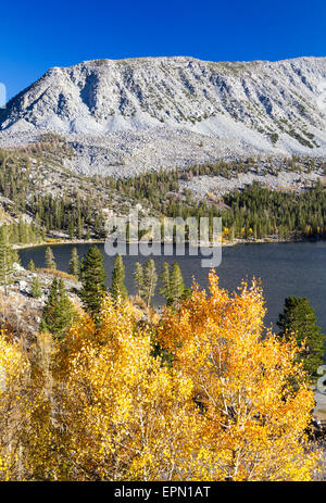 Herbst am Rock Creek Lake in der östlichen Sierra Stockfoto