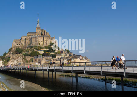 Touristen auf der neuen Brücke am Mont St. Michel Stockfoto