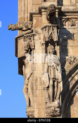 Detail des 15. Jahrhunderts Statuen der beiden Ritter/Adligen auf das gotische Rathaus in Brüssel, Belgien Stockfoto