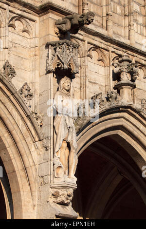 Detail einer 15. Jahrhundert Statue eines Ritters/Adligen auf das gotische Rathaus in Brüssel, Belgien Stockfoto