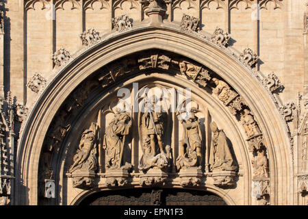 Statue des Erzengels Michael, Schutzpatron von Brüssel auf das gotische Rathaus in Brüssel, Belgien Stockfoto